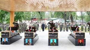 Top army commanders Lt Gen YK Joshi and Lt Gen BS Raju were among those who paid homage to the soldiers.(ANI Photo) Top army commanders Lt Gen YK Joshi and Lt Gen BS Raju were among those who paid homage to the soldiers.(ANI Photo)
