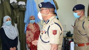 DGP Dilbag Singh visits Budgam police lines, reviews COVID-19 and security arrangements, in Srinagar on Tuesday. (ANI Photo)(ANI) DGP Dilbag Singh visits Budgam police lines, reviews COVID-19 and security arrangements, in Srinagar on Tuesday. (ANI Photo)(ANI)