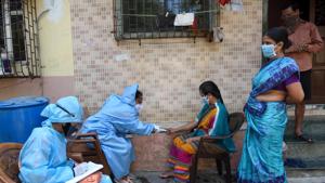 A medical screening organized for the residents of Dharavi, Mumbai, during the nationwide lockdown imposed in the wake of the coronavirus pandemic.(Satish Bate/HT Photo) A medical screening organized for the residents of Dharavi, Mumbai, during the nationwide lockdown imposed in the wake of the coronavirus pandemic.(Satish Bate/HT Photo)