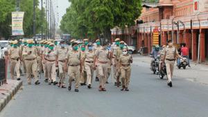Police personnel on a flag march to announce lockdown and restrictions on movement in the walled city area of Jaipur, Rajasthan.(Himanshu Vyas/HT Photo) Police personnel on a flag march to announce lockdown and restrictions on movement in the walled city area of Jaipur, Rajasthan.(Himanshu Vyas/HT Photo)