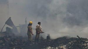 Firefighters douse fire at Tikri market.(HT Photo/Vipin Kumar) Firefighters douse fire at Tikri market.(HT Photo/Vipin Kumar)