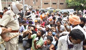 Social distancing goes for a toss as migrant workers swarmed the civil hospital to get themselves medically screened before leaving for their home states in Shramik Special trains in Amritsar on Wednesday.(SAMIR SEHGAL/HT) Social distancing goes for a toss as migrant workers swarmed the civil hospital to get themselves medically screened before leaving for their home states in Shramik Special trains in Amritsar on Wednesday.(SAMIR SEHGAL/HT)