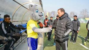 Real Kashmir FC Head Coach David Robertson shakes hands with the mascot during a practice session(PTI) Real Kashmir FC Head Coach David Robertson shakes hands with the mascot during a practice session(PTI)