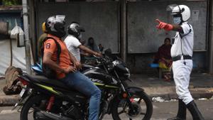 Kolkata Police personnel screen commuters in Sealdah during lockdown in Kolkata, West Bengal.(Samir Jana/HT Photo) Kolkata Police personnel screen commuters in Sealdah during lockdown in Kolkata, West Bengal.(Samir Jana/HT Photo)