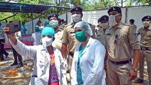 Madhya Pradesh, May 05 (ANI): Medical staff take a selfie with police band contingents performs during a tribute to health workers and security personnel working during coronavirus pandemic amid government-imposed nationwide lockdown as a preventive measure against the COVID-19, at Government Jai Prakash Narayan hospital in Bhopal on Tuesday. (ANI Photo)(ANI) Madhya Pradesh, May 05 (ANI): Medical staff take a selfie with police band contingents performs during a tribute to health workers and security personnel working during coronavirus pandemic amid government-imposed nationwide lockdown as a preventive measure against the COVID-19, at Government Jai Prakash Narayan hospital in Bhopal on Tuesday. (ANI Photo)(ANI)