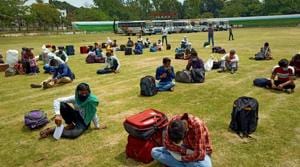 Over 240 migrant labourers who were going to their homes on foot were stopped by villagers and police in Shaktifarm area of US Nagar on Thursday.(HT PHOTO.) Over 240 migrant labourers who were going to their homes on foot were stopped by villagers and police in Shaktifarm area of US Nagar on Thursday.(HT PHOTO.)