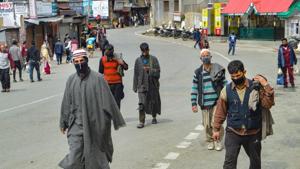 Kashimiri porters walk on a road during the complete lockdown imposed to contain the spread of coronavirus, in Shimla, Thursday, March 26, 2020.(PTI) Kashimiri porters walk on a road during the complete lockdown imposed to contain the spread of coronavirus, in Shimla, Thursday, March 26, 2020.(PTI)