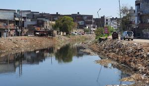 In absence of desilting, dirty water overflows and enters houses in the nullah’s periphery.(HT File Photo) In absence of desilting, dirty water overflows and enters houses in the nullah’s periphery.(HT File Photo)