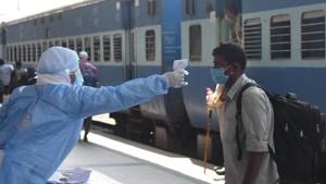Migrant workers and labourers arriving home in Bengal from other states are being given by hydroxychloroquine tablets after being screened for Covid-19.(Representative image/HT PHOTO) Migrant workers and labourers arriving home in Bengal from other states are being given by hydroxychloroquine tablets after being screened for Covid-19.(Representative image/HT PHOTO)