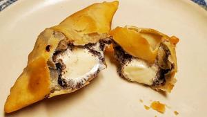 Should ice cream go in the beloved samosa? What do you think looking at this picture?(Twitter/@boybawarchi) Should ice cream go in the beloved samosa? What do you think looking at this picture?(Twitter/@boybawarchi)