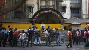 JJ Hospital authorities have collected the swab samples of another 200 people from the jail, whose results are pending, after 77 from the prison tested Covid-19 positive on Thursday.(Hindustan Times) JJ Hospital authorities have collected the swab samples of another 200 people from the jail, whose results are pending, after 77 from the prison tested Covid-19 positive on Thursday.(Hindustan Times)