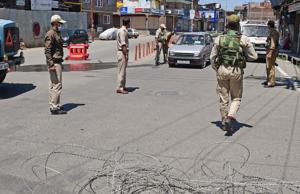 Policemen stop vehicles during the nationwide lockdown as a preventive measure against the Covid-19 coronavirus, in Srinagar on Friday.(ANI photo) Policemen stop vehicles during the nationwide lockdown as a preventive measure against the Covid-19 coronavirus, in Srinagar on Friday.(ANI photo)