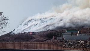 The smoke spread around 5 kms radius from the dumping ground, making it difficult for residents to breath.(Rishikesh Choudhary / HT Photo) The smoke spread around 5 kms radius from the dumping ground, making it difficult for residents to breath.(Rishikesh Choudhary / HT Photo)
