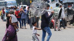 Amid the happiness of being able to return home, the migrants are upset to be going back with empty pockets.(HT Photo) Amid the happiness of being able to return home, the migrants are upset to be going back with empty pockets.(HT Photo)