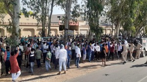 Migrant workers in Bhilwara during a protest on Sunday demanding that authorities arrange for their return home.(HT PHOTO) Migrant workers in Bhilwara during a protest on Sunday demanding that authorities arrange for their return home.(HT PHOTO)