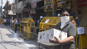 A man seen with a crate of alcohol bottles outside a liquor during lockdown in Jheel Chowk, New Delhi on Saturday.(Sonu Mehta/HT PHOTO) A man seen with a crate of alcohol bottles outside a liquor during lockdown in Jheel Chowk, New Delhi on Saturday.(Sonu Mehta/HT PHOTO)