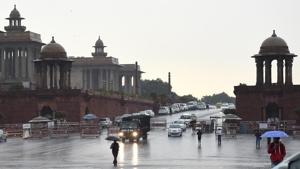 File photo: Commuters seen during rain in the evening at Vijay Chowk in New Delhi.(Arvind Yadav/HT PHOTO) File photo: Commuters seen during rain in the evening at Vijay Chowk in New Delhi.(Arvind Yadav/HT PHOTO)