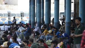 Stranded migrant workers wait for buses bound to their native state – Uttarakhand in Gurugram.(Parveen Kumar/HT PHOTO) Stranded migrant workers wait for buses bound to their native state – Uttarakhand in Gurugram.(Parveen Kumar/HT PHOTO)