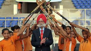 Balbir Singh Sr being given guard of honour by young hockey trainees.(Keshav Singh/HT) Balbir Singh Sr being given guard of honour by young hockey trainees.(Keshav Singh/HT)