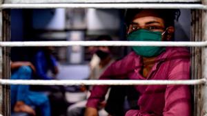 A migrant worker from Uttar Pradesh boards a train at Pune railway station on Saturday.(Sanket Wankhade/HT Photo) A migrant worker from Uttar Pradesh boards a train at Pune railway station on Saturday.(Sanket Wankhade/HT Photo)
