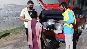 A group of DDU students distributing food among the poor in Gorakhpur.(HT Photo) A group of DDU students distributing food among the poor in Gorakhpur.(HT Photo)