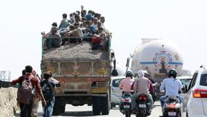 Hundreds of migrant workers are headed back to their hometowns on foot amid the lockdown that has led to the closing down of industries and businesses, costing them their jobs.(ANI) Hundreds of migrant workers are headed back to their hometowns on foot amid the lockdown that has led to the closing down of industries and businesses, costing them their jobs.(ANI)