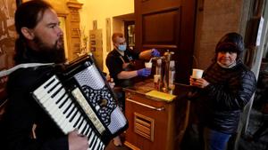 A man plays accordion as a customer waits for beer at an outdoor seating section of a pub, as the Czech government lifted more restrictions allowing restaurants with outdoor areas to re-open amid the coronavirus disease (COVID-19) outbreak, in Prague, Czech Republic, May 11, 2020. REUTERS/David W Cerny(REUTERS) A man plays accordion as a customer waits for beer at an outdoor seating section of a pub, as the Czech government lifted more restrictions allowing restaurants with outdoor areas to re-open amid the coronavirus disease (COVID-19) outbreak, in Prague, Czech Republic, May 11, 2020. REUTERS/David W Cerny(REUTERS)