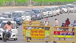Borders connecting the two cities were sealed in the last week of April and the entry of only those engaged in essential services, carrying valid passes, were allowed.(Yogendra Kumar/HT file photo) Borders connecting the two cities were sealed in the last week of April and the entry of only those engaged in essential services, carrying valid passes, were allowed.(Yogendra Kumar/HT file photo)