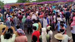 Although on paper the plan looks good, those reaching the Maharashtra border have to wait for hours to get a bus. But, the workers are willing to bear this pain for the assurance of reaching home.(HT PHOTO.) Although on paper the plan looks good, those reaching the Maharashtra border have to wait for hours to get a bus. But, the workers are willing to bear this pain for the assurance of reaching home.(HT PHOTO.)