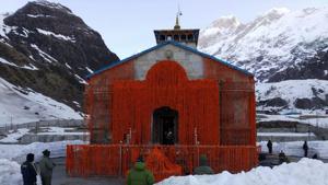 View of Kedarnath shrine decked up with ten quintals of flowers on April 29, after its opening.(HT Photo) View of Kedarnath shrine decked up with ten quintals of flowers on April 29, after its opening.(HT Photo)