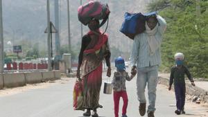 A migrant labourer, 25-year-old Naresh and his 8-month pregnant wife Malti along with son Pradeep and daughter Tanu, while walking towards their home in Chhatarpur district of Madhya Pradesh, on Agra highway during third phase of Lockdown due to corona pandemic, in Jaipur, India on Thurssday, 14 May 2020.(HT Photo/Himanshu Vyas) A migrant labourer, 25-year-old Naresh and his 8-month pregnant wife Malti along with son Pradeep and daughter Tanu, while walking towards their home in Chhatarpur district of Madhya Pradesh, on Agra highway during third phase of Lockdown due to corona pandemic, in Jaipur, India on Thurssday, 14 May 2020.(HT Photo/Himanshu Vyas)