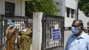 Police personnel and workers of Naidu hospital wear masks as protection against coronavirus.(HT PHOTO) Police personnel and workers of Naidu hospital wear masks as protection against coronavirus.(HT PHOTO)