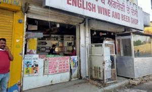 A wine shop opened at Ferozepur Road in Ludhiana on Thursday.(Gurpreet Singh/HT) A wine shop opened at Ferozepur Road in Ludhiana on Thursday.(Gurpreet Singh/HT)
