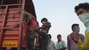Natraj says that some migrants were also carrying cats and rabbits. They didn’t let anyone click their pictures.(AP file photo. Representative image) Natraj says that some migrants were also carrying cats and rabbits. They didn’t let anyone click their pictures.(AP file photo. Representative image)