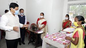 Assam Chief Minister Sarbananda Sonowal interacts with members of Asomi Mask Preparation Centre, an association helping in making protective masks, at Chandrapur in Kamrup Metropolitan district on Thursday.(ANI Photo) Assam Chief Minister Sarbananda Sonowal interacts with members of Asomi Mask Preparation Centre, an association helping in making protective masks, at Chandrapur in Kamrup Metropolitan district on Thursday.(ANI Photo)