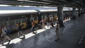 According to officials, the district has over 1.25 lakh migrant labourers who want to go back to their respective home states.(Satyabrata Tripathy/HT file photo. Representative image) According to officials, the district has over 1.25 lakh migrant labourers who want to go back to their respective home states.(Satyabrata Tripathy/HT file photo. Representative image)