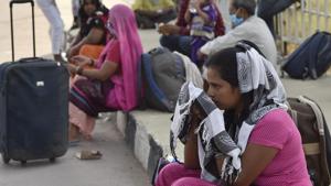 A group of migrant workers along with their families rest at National Highway as they walk towards their native state, at Ghazipur Border, in New Delhi.(Burhaan Kinu/HT PHOTO) A group of migrant workers along with their families rest at National Highway as they walk towards their native state, at Ghazipur Border, in New Delhi.(Burhaan Kinu/HT PHOTO)
