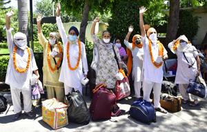 Nanded pilgrims return home after recovering from the Covid-19 infection at Sri Guru Ram Das Charitable Hospital in Amritsar on Friday.(Sameer Sehgal/HT) Nanded pilgrims return home after recovering from the Covid-19 infection at Sri Guru Ram Das Charitable Hospital in Amritsar on Friday.(Sameer Sehgal/HT)