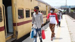 The number of workers from Bengal who migrate to other states is estimated at around 12 lakh. They mostly go to India’s southern states of Kerala, Tamil Nadu and Karnataka and the western states of Maharashtra and Gujarat.(HT PHOTO.) The number of workers from Bengal who migrate to other states is estimated at around 12 lakh. They mostly go to India’s southern states of Kerala, Tamil Nadu and Karnataka and the western states of Maharashtra and Gujarat.(HT PHOTO.)