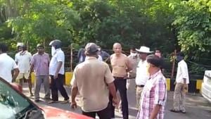 Dr Sudhakar was seen being roughed up by a police constable on a highway at Akkayyapalem area in Vizag(Grab from a sourced video) Dr Sudhakar was seen being roughed up by a police constable on a highway at Akkayyapalem area in Vizag(Grab from a sourced video)
