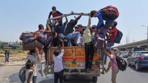 Labourers in Delhi board a truck to reach their home states.(S Khanna/HT Photos)