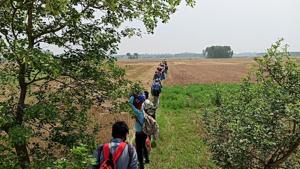 National Highway-44 in Ambala is full of migrants walking, cycling, resting, many in queues for food opposite the cantonment railway station.(HT Photo) National Highway-44 in Ambala is full of migrants walking, cycling, resting, many in queues for food opposite the cantonment railway station.(HT Photo)