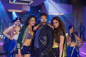 De De Pyaar De stars Ajay Devgn, Tabu and Rakul Preet. De De Pyaar De stars Ajay Devgn, Tabu and Rakul Preet.