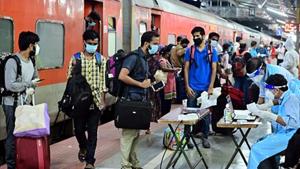 Passengers arriving at Thiruvananthapuram railway station through special train services during the ongoing lockdown amid coronavirus pandemic, in Thiruvananthapuram on May 15.(ANI) Passengers arriving at Thiruvananthapuram railway station through special train services during the ongoing lockdown amid coronavirus pandemic, in Thiruvananthapuram on May 15.(ANI)