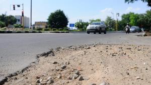 Repair of damaged roads in Chandigarh, which have once again drawn attention with the lifting of the curfew, is behind schedule and may see further hurdles due to missing labourers.(HT photo) Repair of damaged roads in Chandigarh, which have once again drawn attention with the lifting of the curfew, is behind schedule and may see further hurdles due to missing labourers.(HT photo)