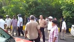 Dr Sudhakar was seen being roughed up by a police constable on a highway at Akkayyapalem area in Vizag(Grab from a sourced video) Dr Sudhakar was seen being roughed up by a police constable on a highway at Akkayyapalem area in Vizag(Grab from a sourced video)