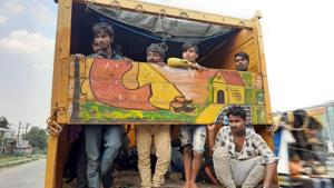 People said migrants hopped on trucks and other vehicles as the administration failed to arrange adequate number of buses and trains on time.(Saurabh Chauhan/HT Photo) People said migrants hopped on trucks and other vehicles as the administration failed to arrange adequate number of buses and trains on time.(Saurabh Chauhan/HT Photo)