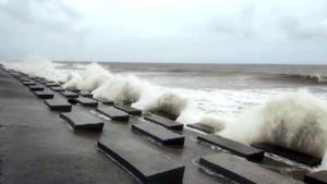 High tide at Digha in East Medinipur ahead of cyclone 'Amphan' landfall on Wednesday.(ANI) High tide at Digha in East Medinipur ahead of cyclone 'Amphan' landfall on Wednesday.(ANI)