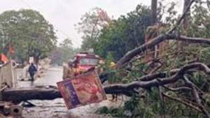 The landfall process will continue for about four hours, Met department said.(ANI) The landfall process will continue for about four hours, Met department said.(ANI)