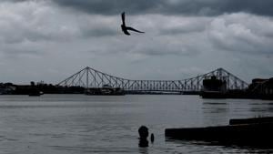 Dark clouds over the iconic Howrah Bridge due to Cyclone Amphan which is likely to reach Kolkata later on Wednesday evening.(SAMIR JANA/HT PHOTO.) Dark clouds over the iconic Howrah Bridge due to Cyclone Amphan which is likely to reach Kolkata later on Wednesday evening.(SAMIR JANA/HT PHOTO.)